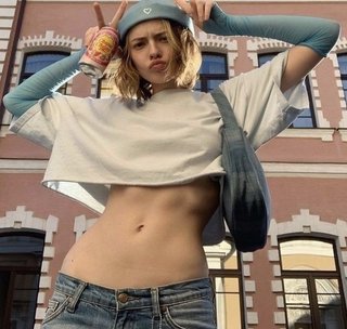 ローライズにショート丈Tシャツが流行るって