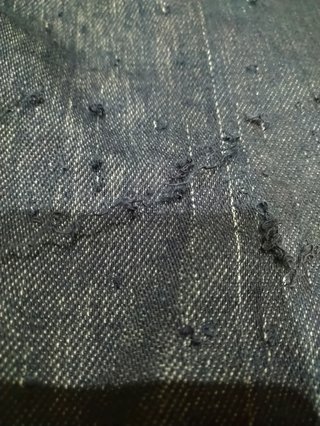 小学校の教室の椅子で長ズボンの膝裏あたりが擦れて薄くなったり毛玉だらけ