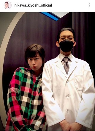 氷川きよし、”４４歳”ショーパンの色白美脚ショット！「モデルさんみたい」