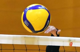 プレーでミスした女子部員の顔にバレーボール数回投げつけ怪我を負わせた有名コーチ逮捕