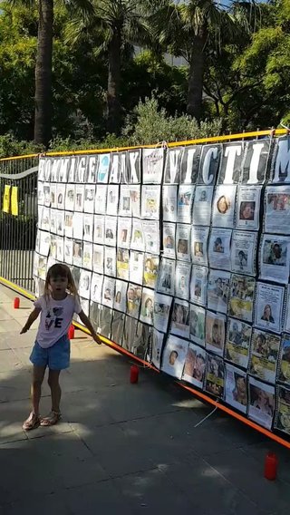 フランス市民達は、ワクチン接種後に亡くなった人々の魂を追悼し、