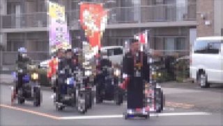 暴走族をセグウェイで先導　会社役員ら男女２６人摘発　警視庁