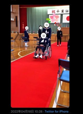 ワクチン打って副反応、卒業式に車椅子 