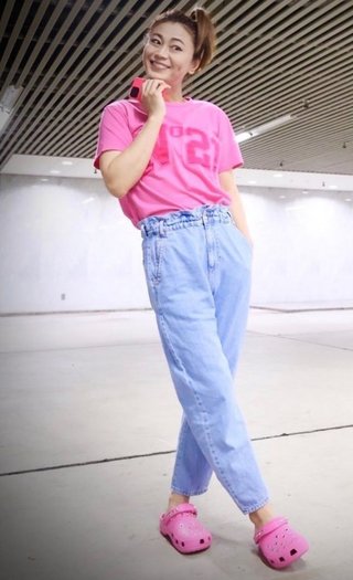 氷川きよし、”４４歳”ショーパンの色白美脚ショット！「モデルさんみたい」