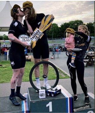 女子自転車レースでジェンダー女性が1位と2位を独占。表彰台でキス