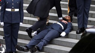 女王の祝典で、ワクチン打って5人の兵士がバタバタ倒れる