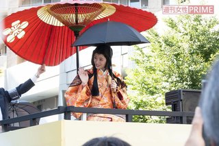 栗山千明流石に大規模イベントで日傘はないよ
