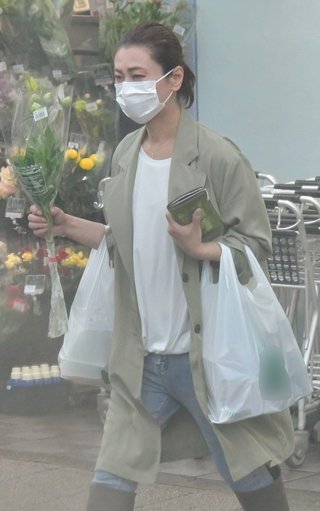 氷川きよしイケメン男性と一緒に庶民派スーパーに