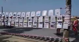 ドイツでもワクチン接種後に亡くなった犠牲者の写真等が路上に飾られている