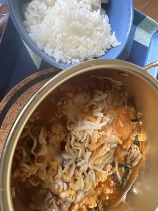 ダラ奥の昼食なに?