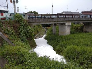 運送業者のトラックからボディソープ900kgが漏れ川が泡だらけに…今のところ魚への影響は見られず