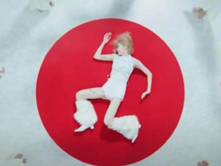 戦慄かなの、新曲MVに疑問を抱く人が続出「日の丸に鉤十字はあり得ない」