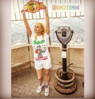 早食い須藤さん、8回目の優勝　NYホットドッグ、女性の部