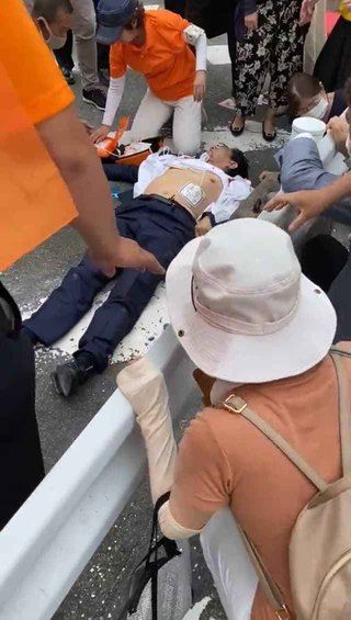 【速報】安倍元総理血を流して倒れる