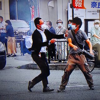 【速報】安倍元総理血を流して倒れる
