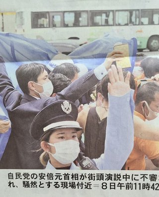 安倍元首相、街頭演説中に倒れ病院に搬送…銃撃との情報・男の身柄拘束か