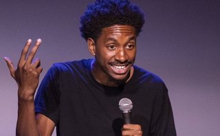 ワクチン２回接種の28歳のコメディアン突然死。