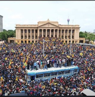 スリランカでは、貧困化した人々が大統領官邸を襲撃。消費税19%日本の未来