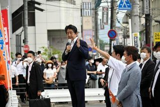 安倍元首相、街頭演説中に倒れ病院に搬送…銃撃との情報・男の身柄拘束か