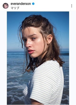 ミラ・ジョヴォヴィッチの１４歳娘、日本語で「恋のバカンス」弾き語り！「日本で活躍できる」と絶賛