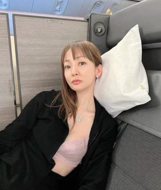 神田うの　機内でナイトブラ姿　上級席でＣＨＡＮＥＬの上着広げ、ＮＹから帰国