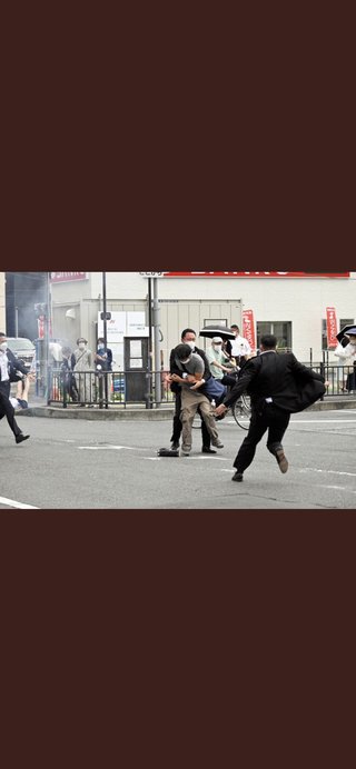 【速報】安倍元総理血を流して倒れる