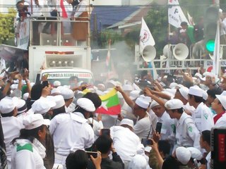 【インドネシア】反中感情が爆発し、全国規模で暴動が発生　中国が日本から契約を奪い取った