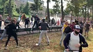 オランダの農民を支持する自由の戦士達がユダヤ人爬虫類の覆面警察を発見したww 