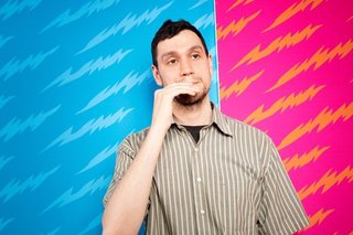 未接種者を嘲笑したコメディアンがワクチン打って急死