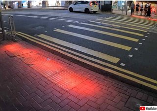 歩きスマホ対策で足元が光る信号を試験導入したらしいけど