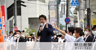 安倍元首相、街頭演説中に倒れ病院に搬送…銃撃との情報・男の身柄拘束か