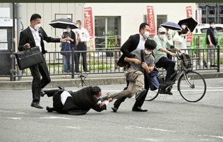 【速報】安倍元総理血を流して倒れる