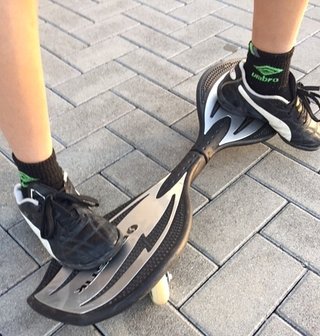 小学５年の男児　首から出血した状態で帰宅し死亡　