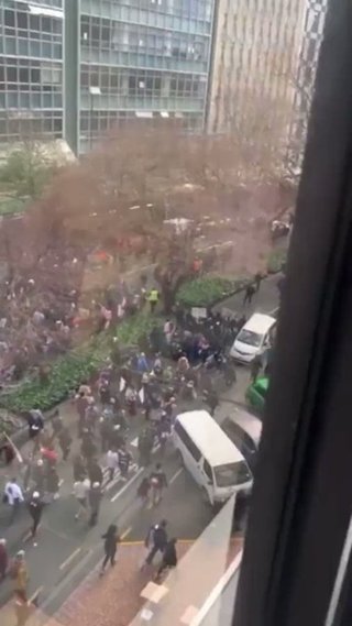 ニュージーランド偽りのコロナ、国民は独裁政権を倒すべく、議会に向かってww