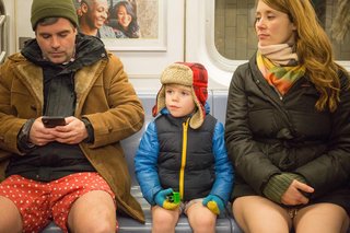 No pants day のイベントで子供も参加させるのは虐待？