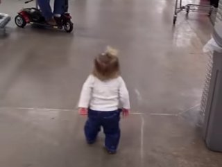 道行く人に手をふる1歳の赤ちゃん