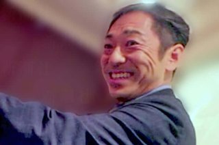 異常な形相でホステスの髪をつかむ香川照之の写真