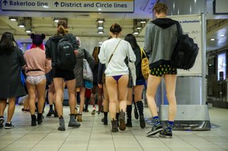 No pants day のイベントで子供も参加させるのは虐待？