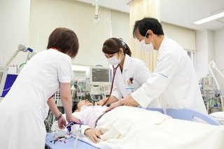 ワクチン接種後「日本の医療従事者」に、高いアナフィラキシー発生率。数分で死亡