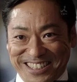 異常な形相でホステスの髪をつかむ香川照之の写真