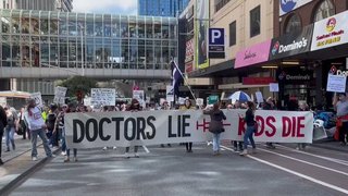 メルボルン  医師達が嘘をついて毒ワクチンで子供達が死んでいることに気が付いた民衆が激怒して集