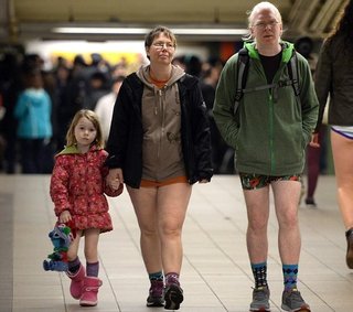 No pants day のイベントで子供も参加させるのは虐待？