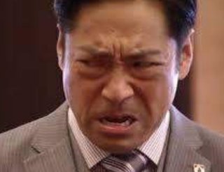 異常な形相でホステスの髪をつかむ香川照之の写真