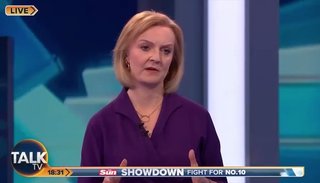 英国：党首討論中に、ワクチン接種済みの司会者が倒れる