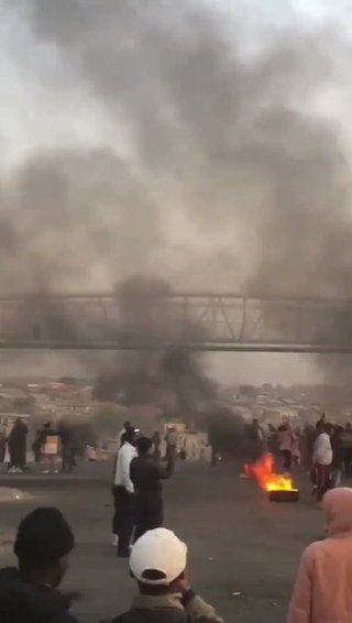 南アフリカ 詐欺コロナ、燃料や食料、電気料金の上昇に大規模な抗議行動や警察との衝突