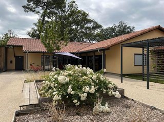 フランスにある「アルツハイマー村」見学してわかった、日本と大きく異なる「あえて介護しない」しくみ