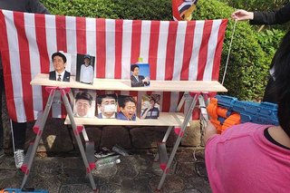 反対派、国葬会場前で安倍総理の顔写真を使い射的を開催…｢倫理観ズレすぎ｣｢ドン引き｣と批判殺到