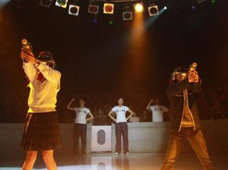 安倍元首相の顔写真めがけて「射的大会」 SNSで物議