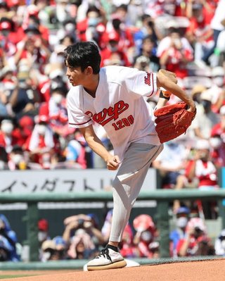 【広島】有吉弘行、マツダで“凱旋”始球式　ワインドアップから文句なしストライク投球