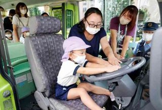 【埼玉】バス置き去りで訓練　クラクションで危険伝えて